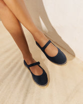 Ballerine con Cinturino in Pelle Scamosciata |
